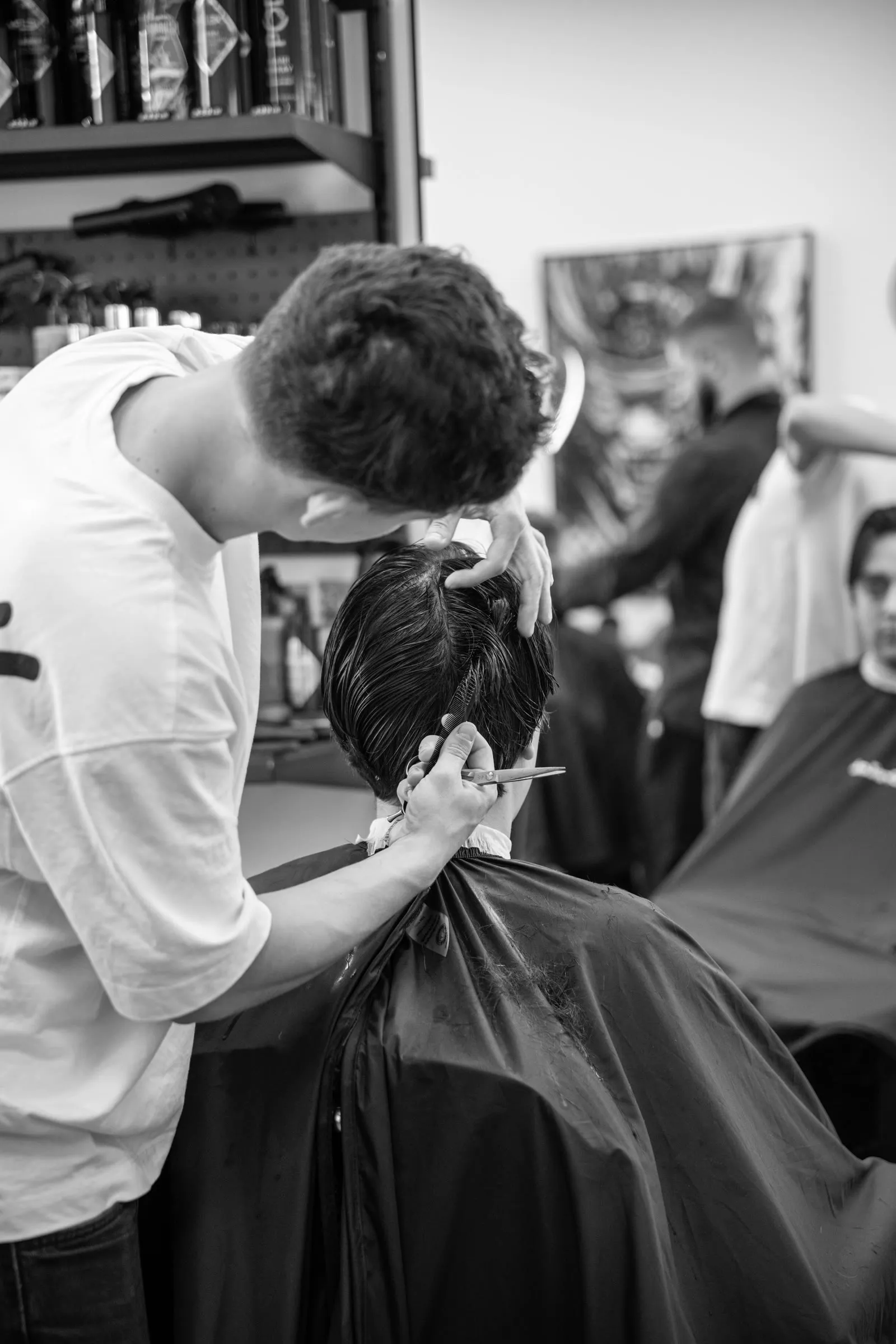 Barber dopracowuje fryzurę klienta